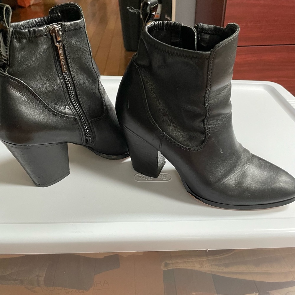 Donald J Pilner Size 7.